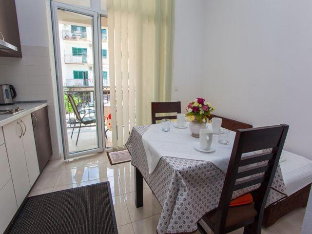 Apartmani Dana Макарска Экстерьер фото