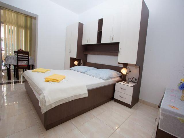 Apartmani Dana Макарска Экстерьер фото