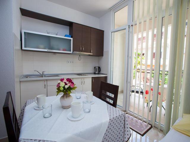 Apartmani Dana Макарска Экстерьер фото