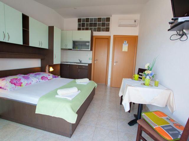 Apartmani Dana Макарска Экстерьер фото