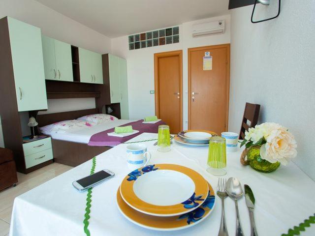 Apartmani Dana Макарска Экстерьер фото