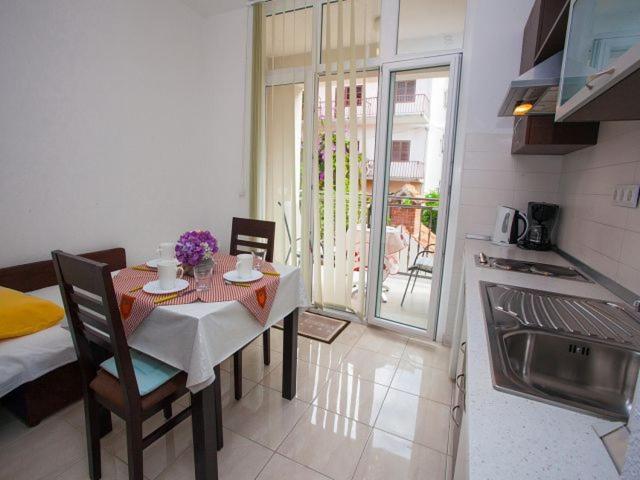 Apartmani Dana Макарска Экстерьер фото