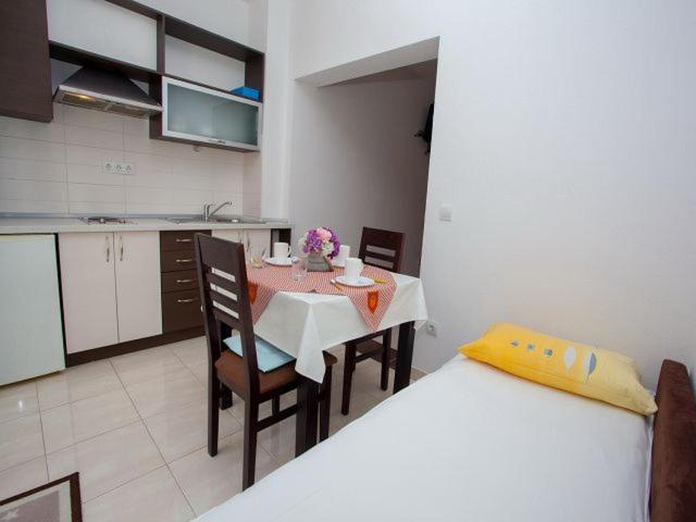Apartmani Dana Макарска Экстерьер фото